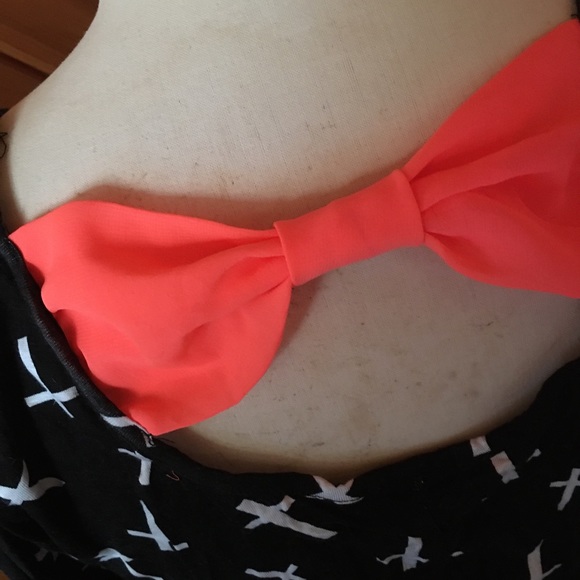 Super Cute Top with Bow - Picture 4 of 4